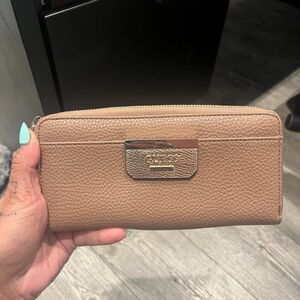 GUESS Cream/ Tan Handheld Clutch Wristlet Wallet